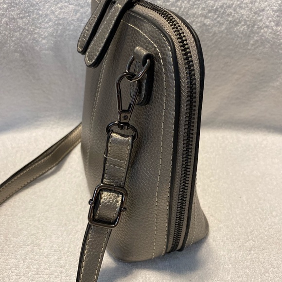 Treska Stylish Silver Metallic Crossbody Bag - Picture 2 of 7